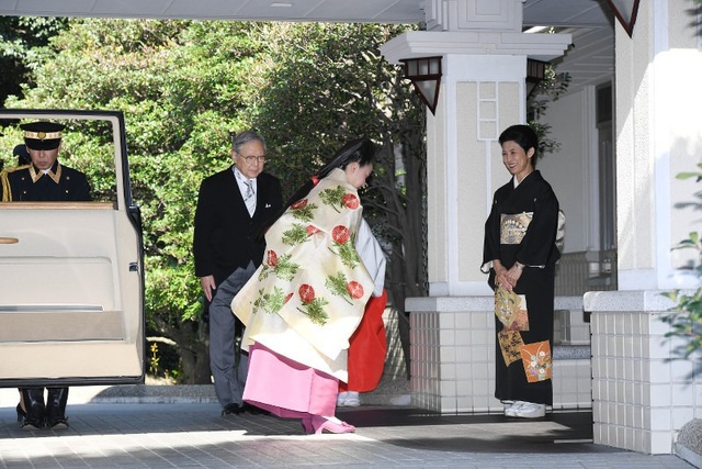Công chúa Ayako cúi đầu chào tạm biệt mẹ, Công chúa Hisako.