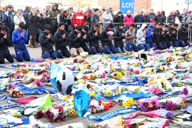 Phi công chở Chủ tịch Leicester nỗ lực chuyển hướng trực thăng để tránh đám đông - 7 Dòng người đặt hoa tưởng niệm các nạn nhân vụ rơi trực thăng (Ảnh: EPA)