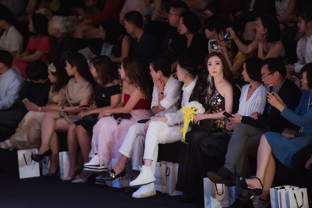 Miss Lumiere International Word 2018 rạng rỡ chúc mừng NTK Nguyễn Tiến Truyển - 2
Vẻ đẹp quý phái nổi bật của Thảo trong show trình diễn của nhà thiết kế