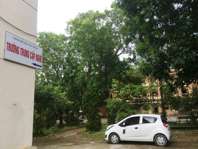 
Trường Trung cấp Nghề mọc trong trường THPT Trần Ân Chiêm (huyện Yên Định, Thanh Hóa).
