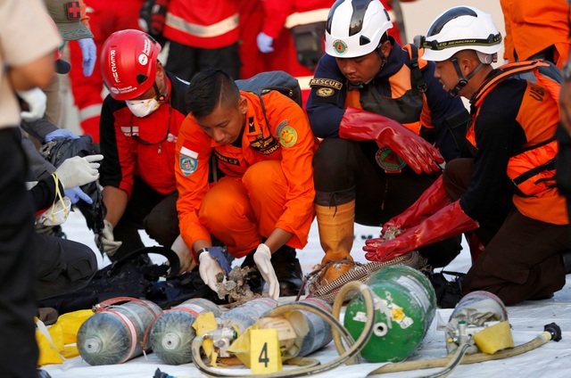 Toàn bộ 189 nạn nhân trên máy bay Indonesia có thể đã chết - 5 Đội cứu hộ kiểm tra các vật dụng trục vớt được từ hiện trường vụ rơi máy bay.