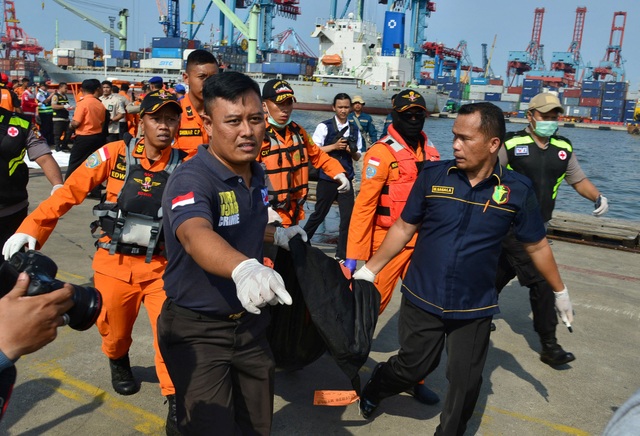 Toàn bộ 189 nạn nhân trên máy bay Indonesia có thể đã chết - 7 Một thi thể được lực lượng cứu hộ đưa lên bờ.