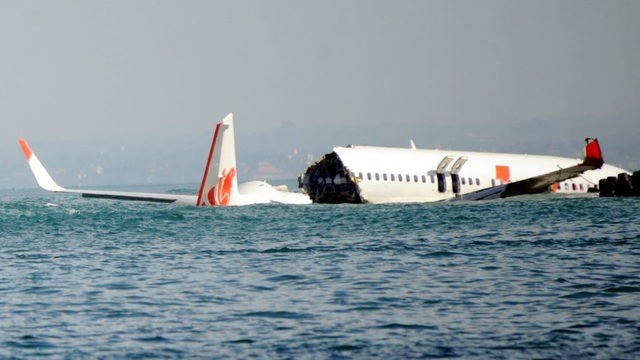 
Máy bay của hãng hàng không Lion Air gặp nạn trên vùng biển sát sân bay hồi năm 2013 (Ảnh: Getty)
