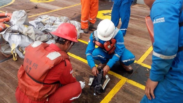 Máy bay Indonesia chở 189 người gặp nạn mới thực hiện 800 giờ bay - 2 Một số mảnh vỡ của máy bay gặp nạn tại Indonesia được tìm thấy trên biển. (Ảnh: CNA)