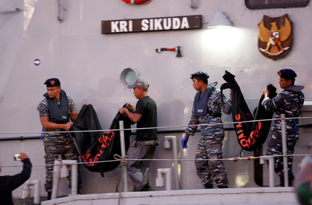 Toàn bộ 189 nạn nhân trên máy bay Indonesia có thể đã chết - 8 Hai túi đựng thi thể được các binh sĩ Indonesia chuyển lên cảng Tanjung Priok.
