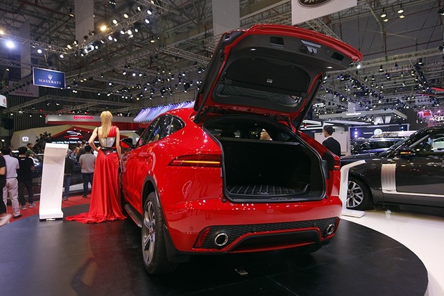 Giá dưới 3 tỉ đồng, Jaguar E-Pace "tuyên chiến" với Porsche Macan và Range Rover Evoque - 12 Giá dưới 3 tỉ đồng, Jaguar E-Pace "tuyên chiến" với Porsche Macan và Range Rover Evoque - 12