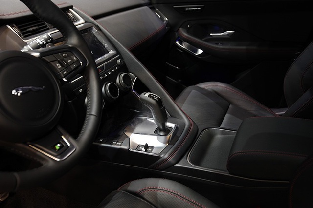 Giá dưới 3 tỉ đồng, Jaguar E-Pace "tuyên chiến" với Porsche Macan và Range Rover Evoque - 9 Giá dưới 3 tỉ đồng, Jaguar E-Pace "tuyên chiến" với Porsche Macan và Range Rover Evoque - 9