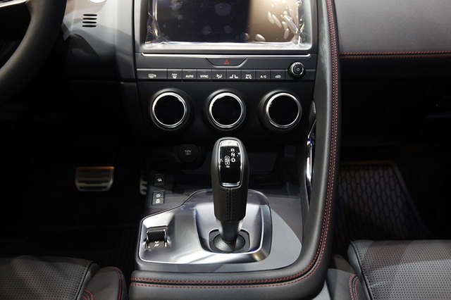 Giá dưới 3 tỉ đồng, Jaguar E-Pace "tuyên chiến" với Porsche Macan và Range Rover Evoque - 8 Giá dưới 3 tỉ đồng, Jaguar E-Pace "tuyên chiến" với Porsche Macan và Range Rover Evoque - 8
