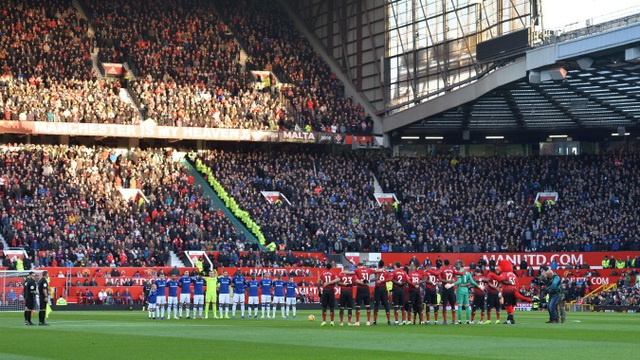 Nhìn lại chiến thắng ngọt ngào của Man Utd trước Everton - 1
Các cầu thủ hai đội dành một phút mặc niệm cho các nạn nhân trong vụ rơi máy bay trước sân Leicester