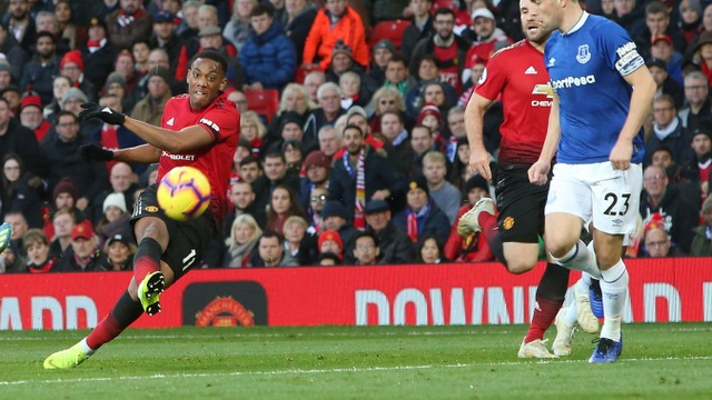 Nhìn lại chiến thắng ngọt ngào của Man Utd trước Everton - 5
Pha dứt điểm của Martial, mũi tấn công bên hành lang cánh trái của Quỷ đỏ là mũi tấn công chính ở trận đấu này