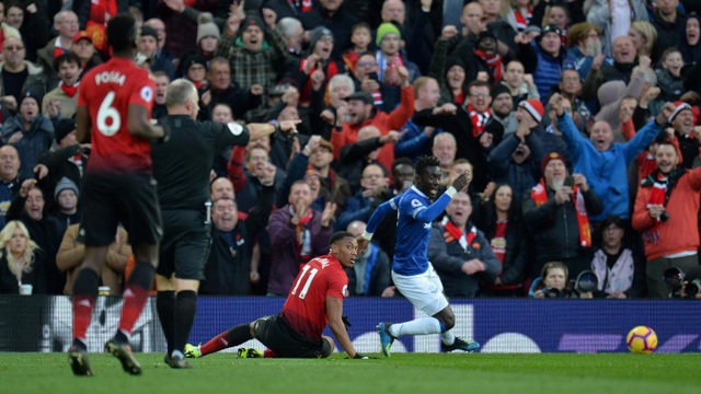 Nhìn lại chiến thắng ngọt ngào của Man Utd trước Everton - 6
Martial bị ngã sau tình huống cản phá của Gueye và trọng tài chỉ tay vào chấm phạt đền