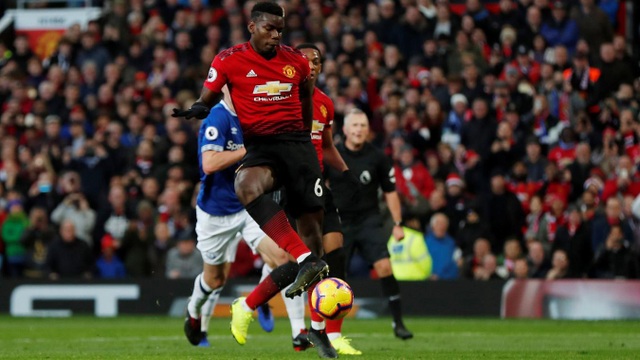 Nhìn lại chiến thắng ngọt ngào của Man Utd trước Everton - 7
Pogba thực hiện không thành công quả phạt đền nhưng anh đá bồi đưa bóng vào lưới