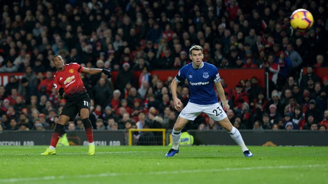 Nhìn lại chiến thắng ngọt ngào của Man Utd trước Everton - 13
Ngay đầu hiệp hai, Martial tung chân dứt điểm đưa bóng vào lưới của Everton nhân đôi cách biệt