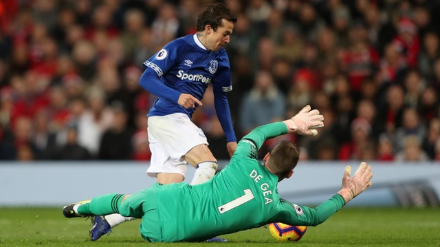 Nhìn lại chiến thắng ngọt ngào của Man Utd trước Everton - 15
Bernard vượt qua thủ thành De Gea, nhưng anh lại sút bóng vào cạnh lưới
