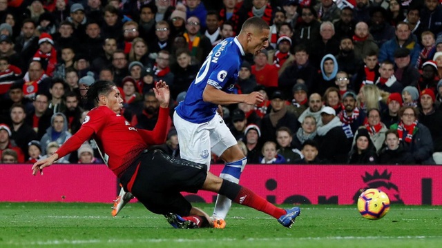 Nhìn lại chiến thắng ngọt ngào của Man Utd trước Everton - 17
Smalling đốn ngã Richarlison trong vòng cấm địa
