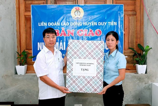 Vì sao Liên đoàn Lao động tỉnh Hà Nam cho 28 người thôi việc? - 1 Ông Trịnh Văn Bừng (trái) trong một lần trao quà cho công nhân hoàn cảnh khó khăn. Ảnh: LĐLĐ Hà Nam