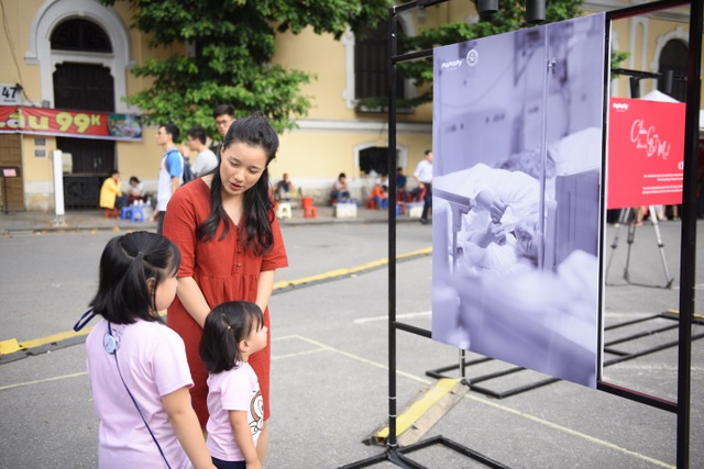 Triển lãm ảnh độc và lạ thu hút hàng ngàn người tại Hồ Gươm - 8 Triển lãm ảnh độc và lạ thu hút hàng ngàn người tại Hồ Gươm - 8