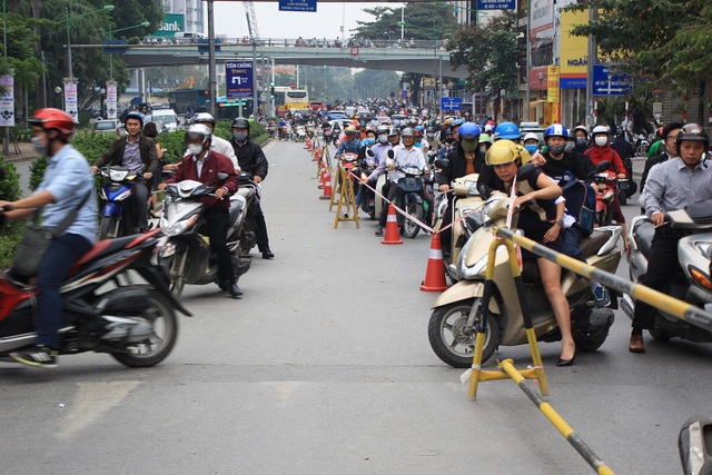 Rào đường Kim Mã phục vụ thi công ga ngầm đường sắt đô thị Hà Nội - 5
Việc phân luồng lại trên đường Kim Mã khiến việc đi lại của người dân trong buổi sáng đầu tuần gặp nhiều khó khăn.