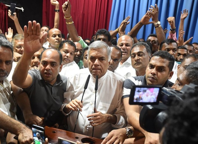 Khủng hoảng tại Sri Lanka và bóng dáng “chủ nợ” Trung Quốc - 2 Thủ tướng Ranil Wickremesinghe vừa bị cách chức (Ảnh: AFP)