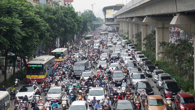 Người và xe "xếp" kín đường Nguyễn Trãi trong sáng đầu tuần - 3 Các phương tiện di chuyển khó khăn trên đường Nguyễn Trãi.