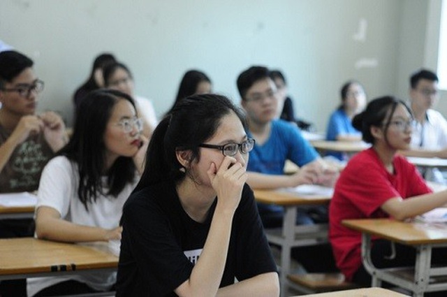 Tiếp tục điều tra sai phạm thi THPT quốc gia 2018 tại nhiều tỉnh - 1
Thí sinh căng thẳng trong thi THPT quốc gia