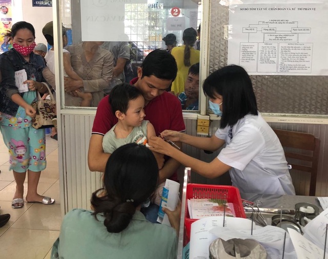 Tiêm ngừa vắc xin cho trẻ tại Trung tâm Kiểm soát dịch bệnh CDC Tiền Giang. Ảnh: H.Hải