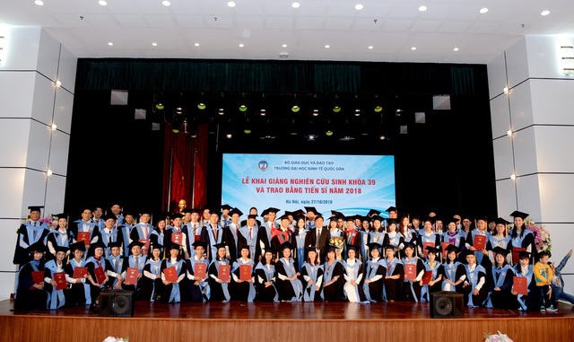 Trường ĐH Kinh tế quốc dân trao bằng tiến sĩ tới 87 học viên - 2 Trường ĐH Kinh tế quốc dân trao bằng tiến sĩ tới 87 học viên - 2