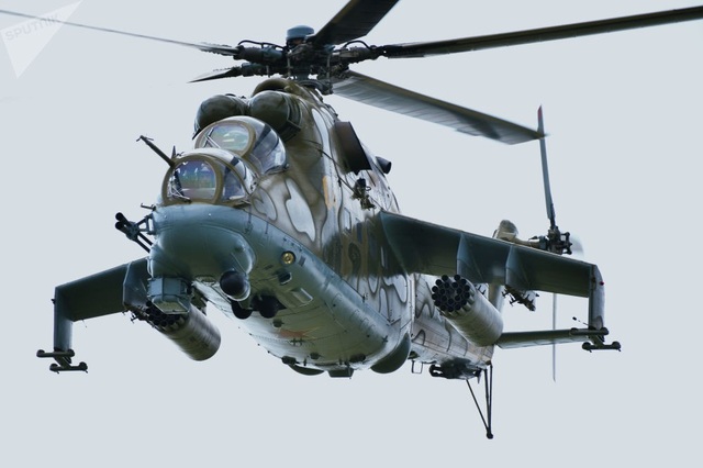 Dàn trực thăng quân sự “khủng” của Nga - 5 Trực thăng Mi-24 bay trên bãi tập Chebarkul trong cuộc tập trận quân sự chung chống khủng bố giữa các lực lượng vũ trang của Tổ chức Hợp tác Thượng Hải (SCO). SCO là một tổ chức an ninh chung liên chính phủ được thành lập năm 2001 bởi lãnh đạo các quốc gia Trung Quốc, Nga, Kazakhstan, Kyrgyzstan, Tajikistan và Uzbekistan.