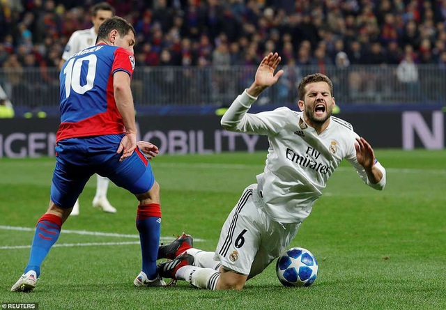 Real Madrid gục ngã đau đớn trước CSKA Moscow tại nước Nga - 10
Hậu vệ Nacho sau tình huống tranh chấp với lan Dzagoev bên phía CSKA Moscow