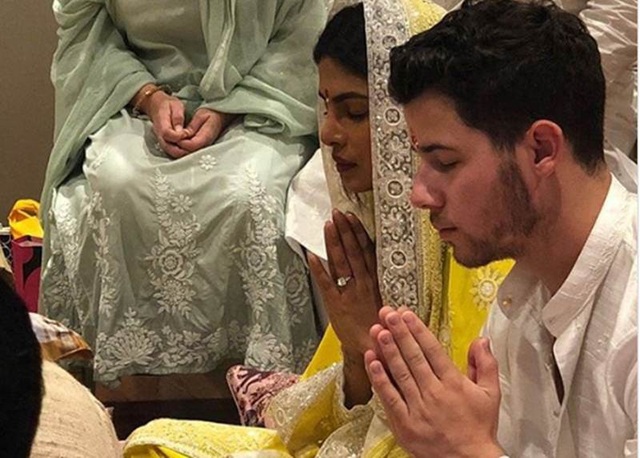 Fans bao vây Nick Jonas và bạn gái hơn 10 tuổi tại sân bay - 9
Hoa hậu 36 tuổi và bạn trai 26 tuổi đều diện trang phục truyền thống Ấn Độ