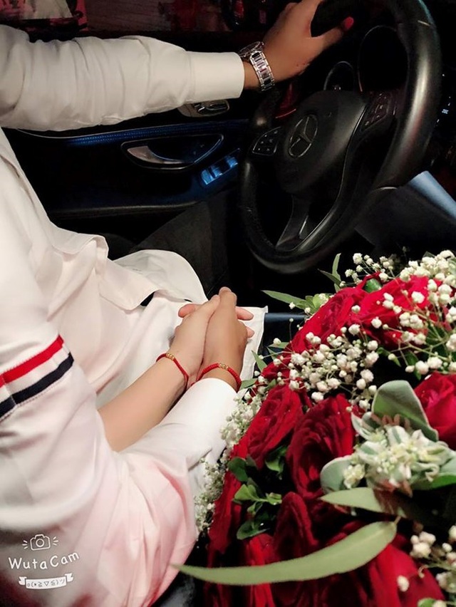 Trung vệ Bùi Tiến Dũng U23 Việt Nam mừng sinh nhật ngọt ngào, chính thức công khai bạn gái - 4 Khánh Linh - bạn gái Bùi Tiến Dũng cũng đăng ảnh hai người tay trong tay lên mạng xã hội