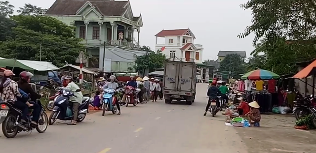 Nghệ An: Chợ mới xây dở dang, người dân “liều mình” tràn ra quốc lộ để buôn bán! - Ảnh 3. Nghệ An: Chợ mới xây dở dang, người dân “liều mình” tràn ra quốc lộ để buôn bán! - Ảnh 3.