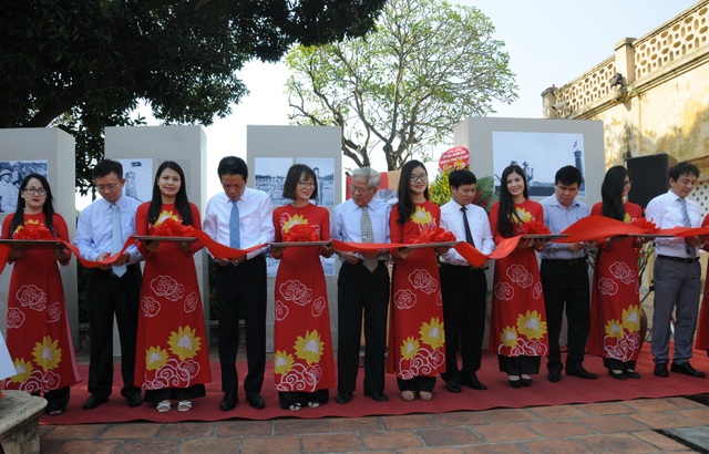 Nhiều sự kiện văn hoá nghệ thuật nhân kỷ niệm 64 năm ngày giải phóng Thủ đô - 1 Khai mạc triển lãm Hà Nội: Những khắc tháng 10/1954 tại Hoàng thành Thăng Long.