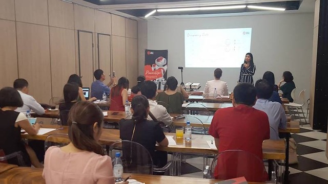 Giá thuê văn phòng ở các khu trung tâm... "đắt như tôm tươi" - 1 Báo cáo Nghiên cứu thị trường của JLL công bố ngày 3/10 cho thấy có sự chuyển biến tích cực khi thị trường bất động sản Việt Nam được nhà đầu tư nước ngoài quan tâm rất nhiều.