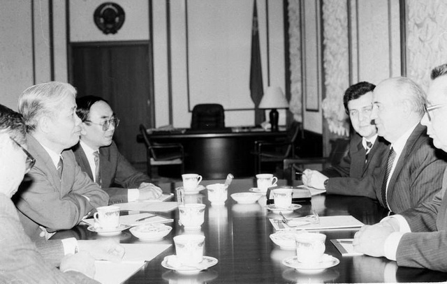 “Ông Đỗ Mười là người đặc biệt quyết đoán” - 1
Tổng bí thư Ban Chấp hành Trung ương Đảng Cộng sản Liên Xô, Tổng thống Liên Xô Mikhail Gorbachov tiếp Chủ tịch Hội đồng Bộ trưởng Đỗ Mười trong chuyến thăm Liên Xô, ngày 7/5/1991, tại điện Kremlin ở thủ đô Moskva