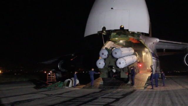 Cận cảnh tổ hợp tên lửa S-300 Nga chuyển cho Syria trong đêm - 1
Máy bay vận tải lớn nhất thế giới vận chuyển S-300 cùng nhiều khí tài khác đến Syria. (Ảnh: Bộ Quốc phòng Nga)