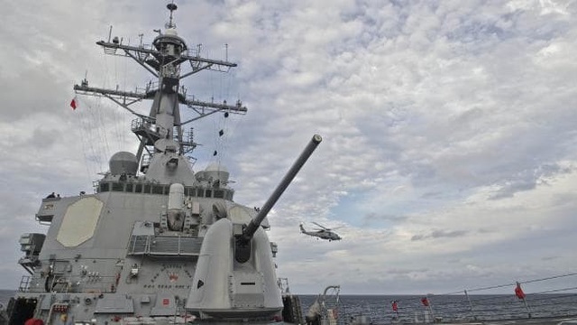 Tàu khu trục mang tên lửa dẫn đường USS Decatur của Mỹ (Ảnh: AFP)