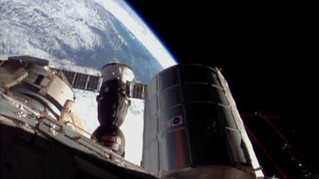 Nga phát hiện lỗ thủng trên ISS là cố ý - 1
Tàu vũ trụ Soyuz đỗ trên Trạm Không gian Quốc tế. Ảnh: Reuters