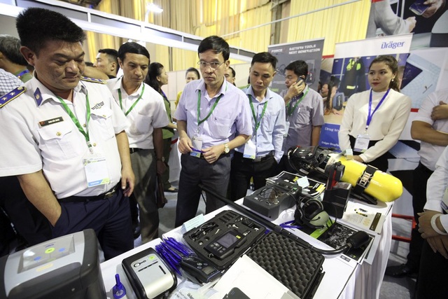 Hà Nội: Nhiều vũ khí hiện đại được giới thiệu tại triển lãm an ninh - 1 Triển lãm diễn ra trong hai ngày, 3-4/10 tại Trung tâm triển lãm quốc tế Hà Nội (91 Trần Hưng Đạo, quận Hoàn Kiếm). Homeland Security Expo Vietnam 2018 giới thiệu các vũ khí, công nghệ hiện đại nhất của ngành An ninh-Quốc phòng: hệ thống giám sát phòng vệ, hệ thống thông tin chiến chuật và bí mật, hệ thống dò tìm và định vị bằng sóng vô tuyến (ra-đa)…