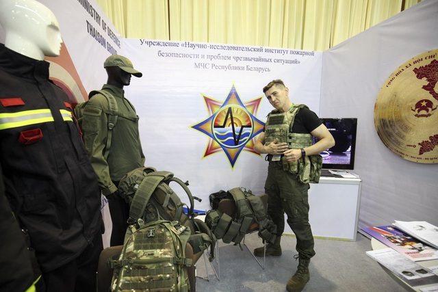 
Đại diện Bộ Tình trạng Khẩn cấp Belarus mặc áo giáp và đeo trang bị tác chiến cá nhân đứng tại gian hàng của Công ty Thái Sơn trực thuộc Bộ Quốc phòng.
