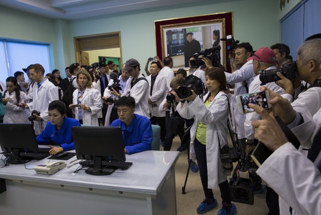 Làn gió mới giúp Triều Tiên chuyển mình dưới thời ông Kim Jong-un - 1 Các phóng viên nước ngoài tác nghiệp khi tới thăm một nhà máy mỹ phẩm ở Bình Nhưỡng.