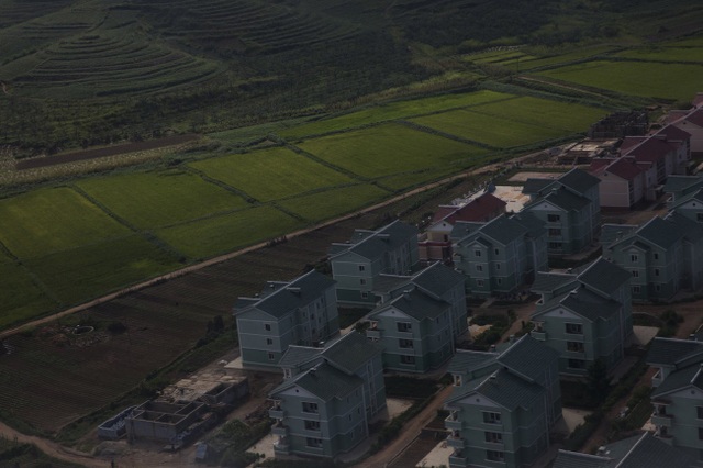 Làn gió mới giúp Triều Tiên chuyển mình dưới thời ông Kim Jong-un - 9 Những căn hộ được quy hoạch gọn gàng bên cạnh nông trại ở ngoại ô Bình Nhưỡng.