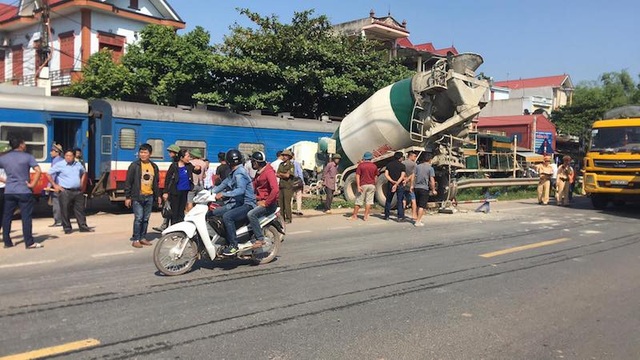 Xe trộn bê tông cố vượt ẩu bị tàu hoả húc bay! - Ảnh 8. Xe trộn bê tông cố vượt ẩu bị tàu hoả húc bay! - Ảnh 8.