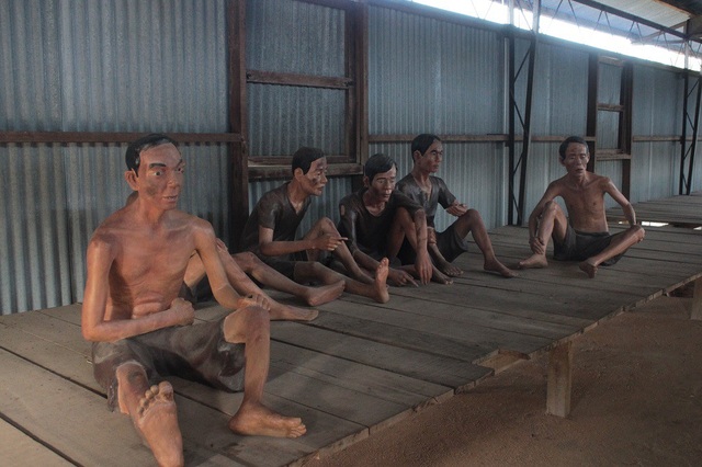 Rùng mình nơi được gọi là “địa ngục trần gian” ở Phú Quốc - 15 Diện tích biệt giam chỉ là 27 m2, nhưng khi cao điểm chúng giam tới 180 người. Ngoài các hình thức tra tấn từng người dã man, địch còn áp dụng nhiều hình thức đánh đập tra khảo các nhóm tù nhân trong phòng biệt giam. Ban đêm thỉnh thoảng chúng cho mang thùng nước xà phòng hay nước hoà bột tiêu, bột ớt vào tưới lên người tù binh, nói là để cho “tỉnh giấc”. Nhiều tù binh đã chết và thương tật ở đây. Biệt giam thực sự là “địa ngục trần gian”.