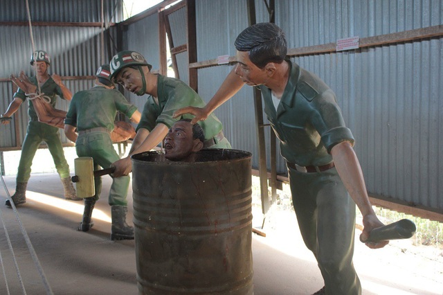 Rùng mình nơi được gọi là “địa ngục trần gian” ở Phú Quốc - 12 Mô hình tái hiện màn tra tấn bằng cách tống tù nhân vào thùng phuy đầy nước, một tên ấn đầu xuống, một tên dùng vồ đập mạnh vào thành phuy. Tù nhân vừa sặc nước, vừa như vỡ tai, đầy đau đớn.