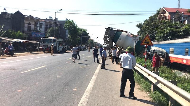 Xe trộn bê tông cố vượt ẩu bị tàu hoả húc bay! - Ảnh 5. Xe trộn bê tông cố vượt ẩu bị tàu hoả húc bay! - Ảnh 5.