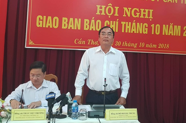 Họp báo vụ đổi 100 USD bị phạt 90 triệu đồng: Nhiều câu hỏi không được trả lời! - 1 Ông Đỗ Hoàng Trung - Giám đốc Sở TT&TT TP Cần Thơ phát biểu tại buổi họp báo