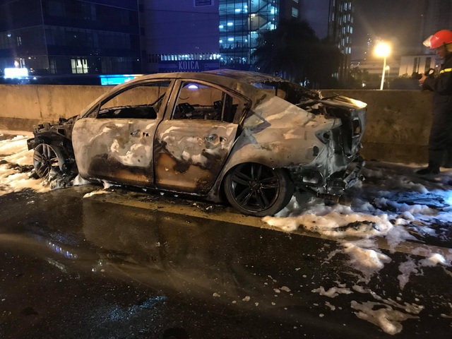 Hà Nội: Mazda 3 cháy "tan nát" trên đường vành đai 3 trên cao - 6 Hà Nội: Mazda 3 cháy "tan nát" trên đường vành đai 3 trên cao - 6