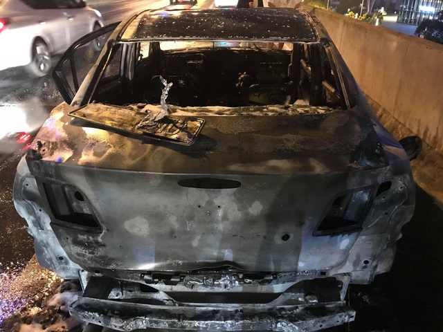 Hà Nội: Mazda 3 cháy "tan nát" trên đường vành đai 3 trên cao - 2 Hà Nội: Mazda 3 cháy "tan nát" trên đường vành đai 3 trên cao - 2