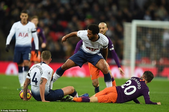 Tottenham 0-1 Man City: Dấu ấn của Mahrez - 4
Tottenham bố trí đội hình ra sân với nhiều cầu thủ giàu thể lực, vắng bóng cầu thủ có khả năng làm bóng